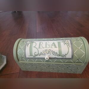 Vintage-Style Green Bread Box - Decorative Kitchen Storage